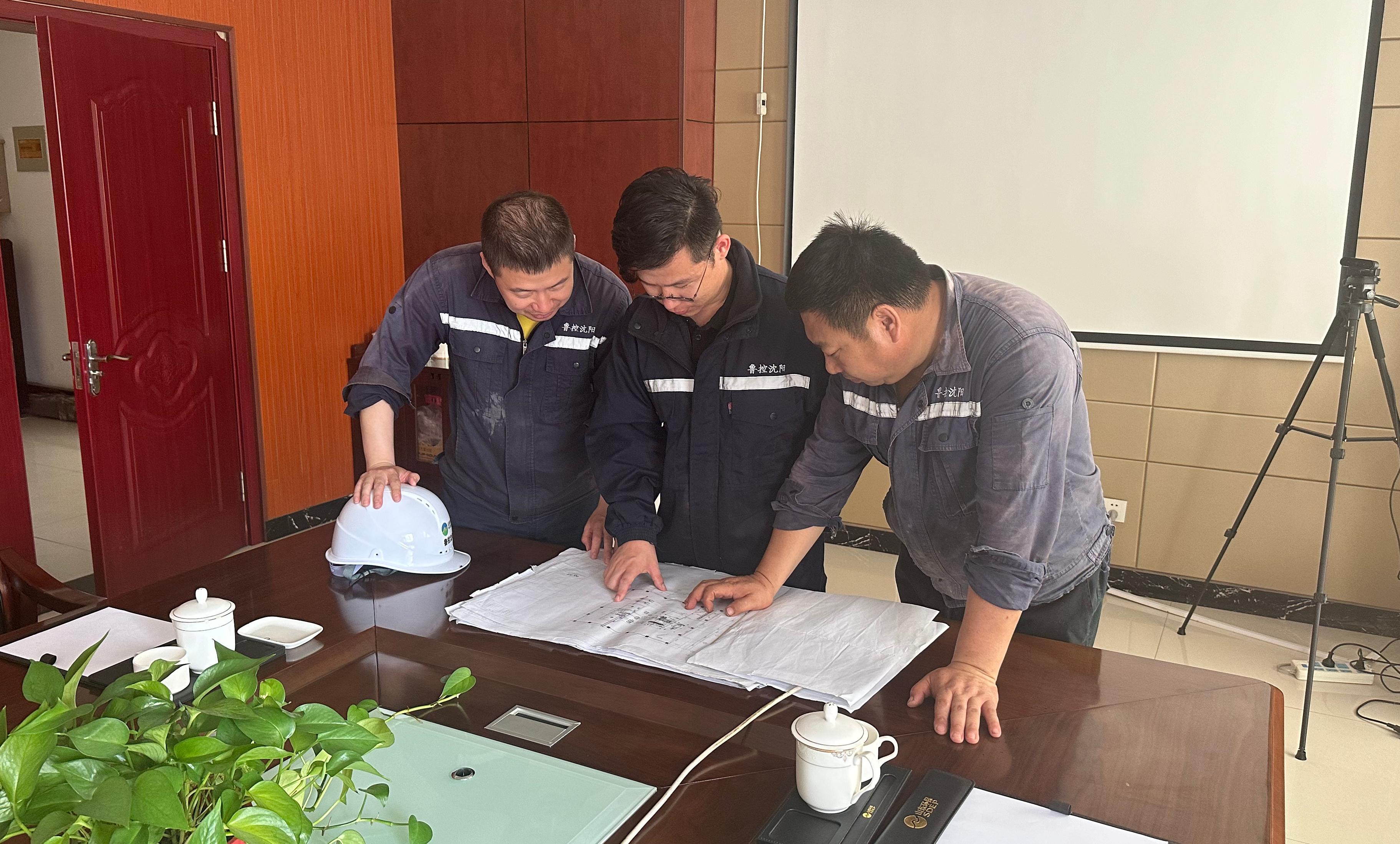 1752804603895.jpg 孫茂(中間)與同事研究篩分機(jī)調(diào)整方案.jpg