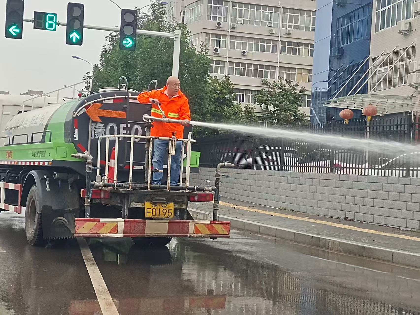 神州環(huán)境項目部主管王建設(shè)帶隊開展雨后清理、沖洗道路淤泥.jpg
